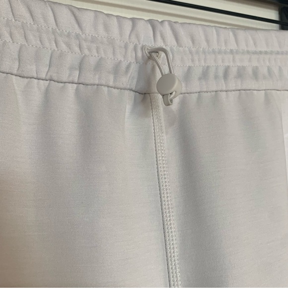 Lululemon Women’s NWT 14 soft stream high-rise pants with elastic waistband - Picture 4 of 7